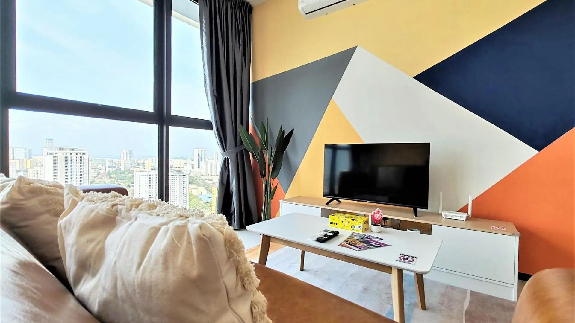 Urban Simplicity Suite, 5 Pax, 2 Car Parks At Urban Suites Georgetown By Superstay Jelutong Apartment