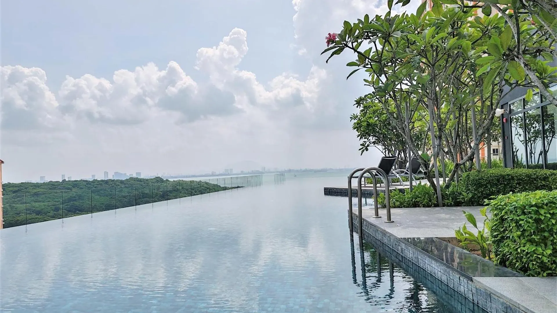 Apartment Urban Simplicity Suite, 5 Pax, 2 Car Parks At Urban Suites Georgetown By Superstay Jelutong