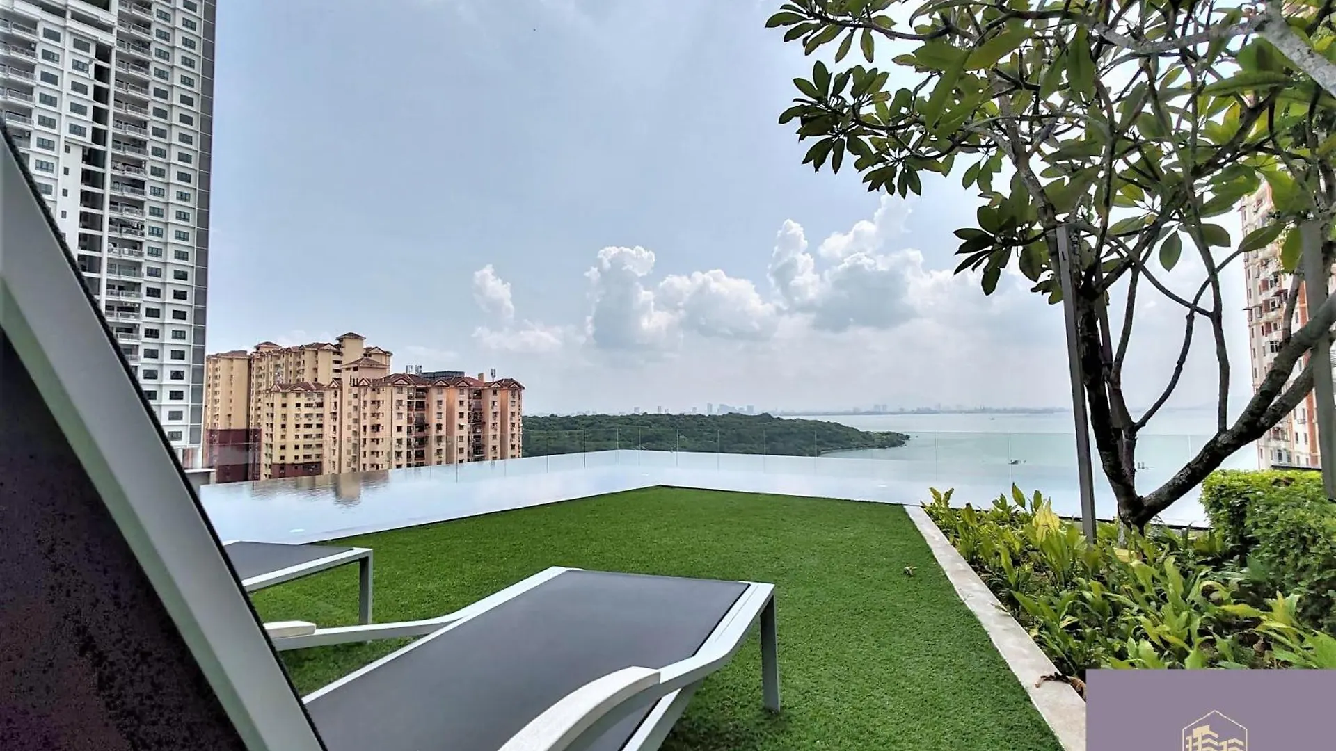 Apartment Urban Simplicity Suite, 5 Pax, 2 Car Parks At Urban Suites Georgetown By Superstay Jelutong