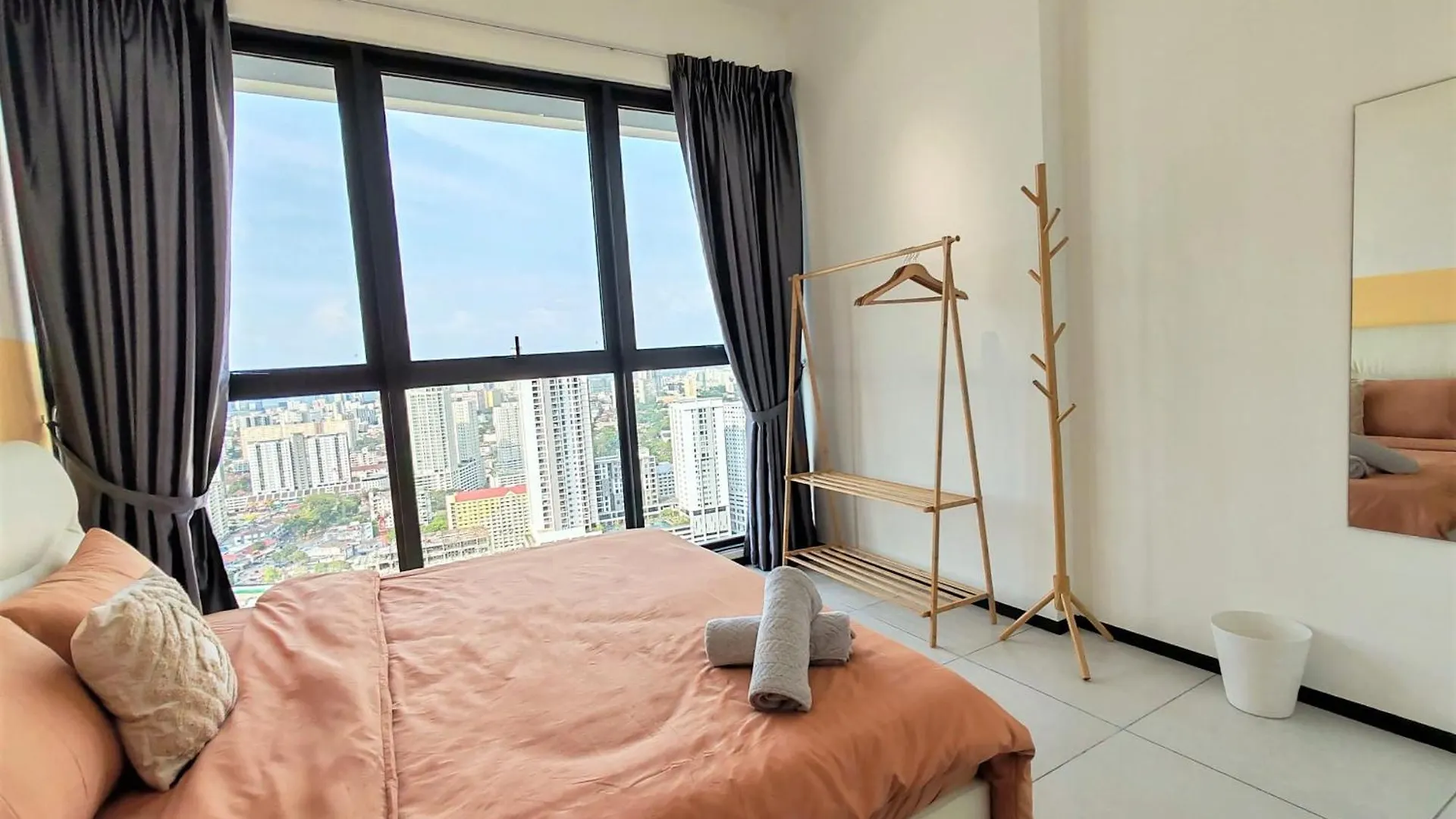 Urban Simplicity Suite, 5 Pax, 2 Car Parks At Urban Suites Georgetown By Superstay Jelutong 0*,  Malasia